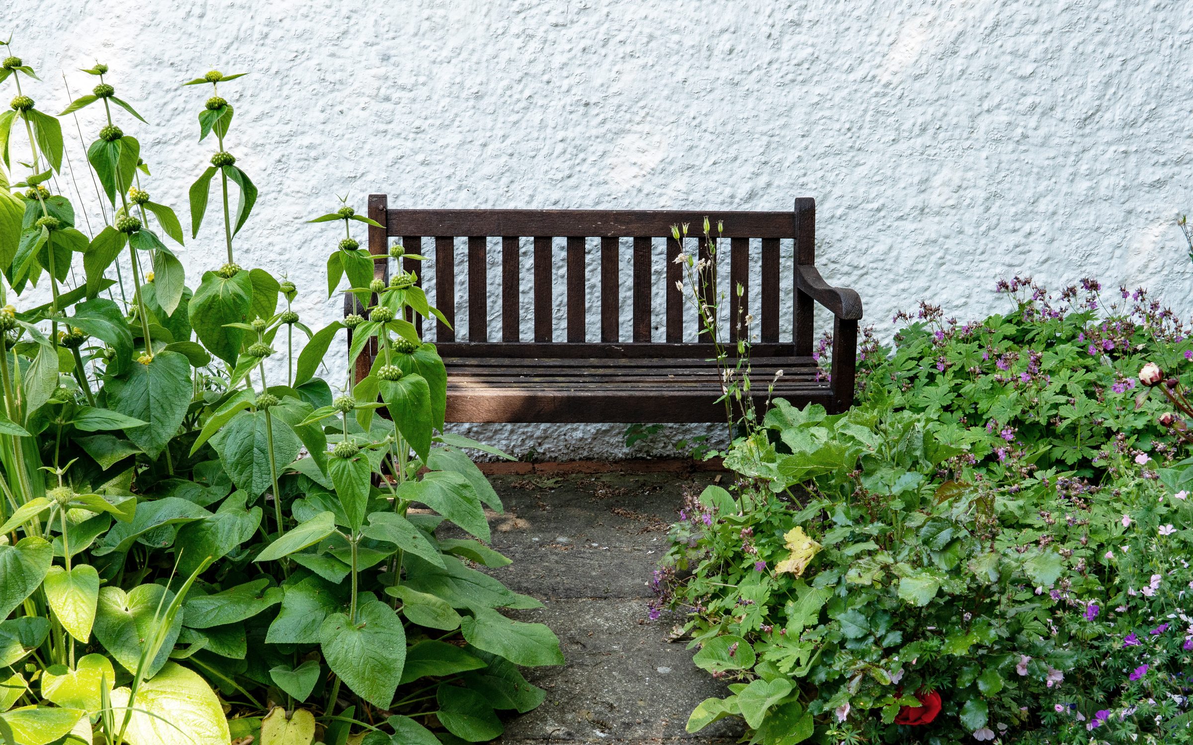 Exterior settlement bench