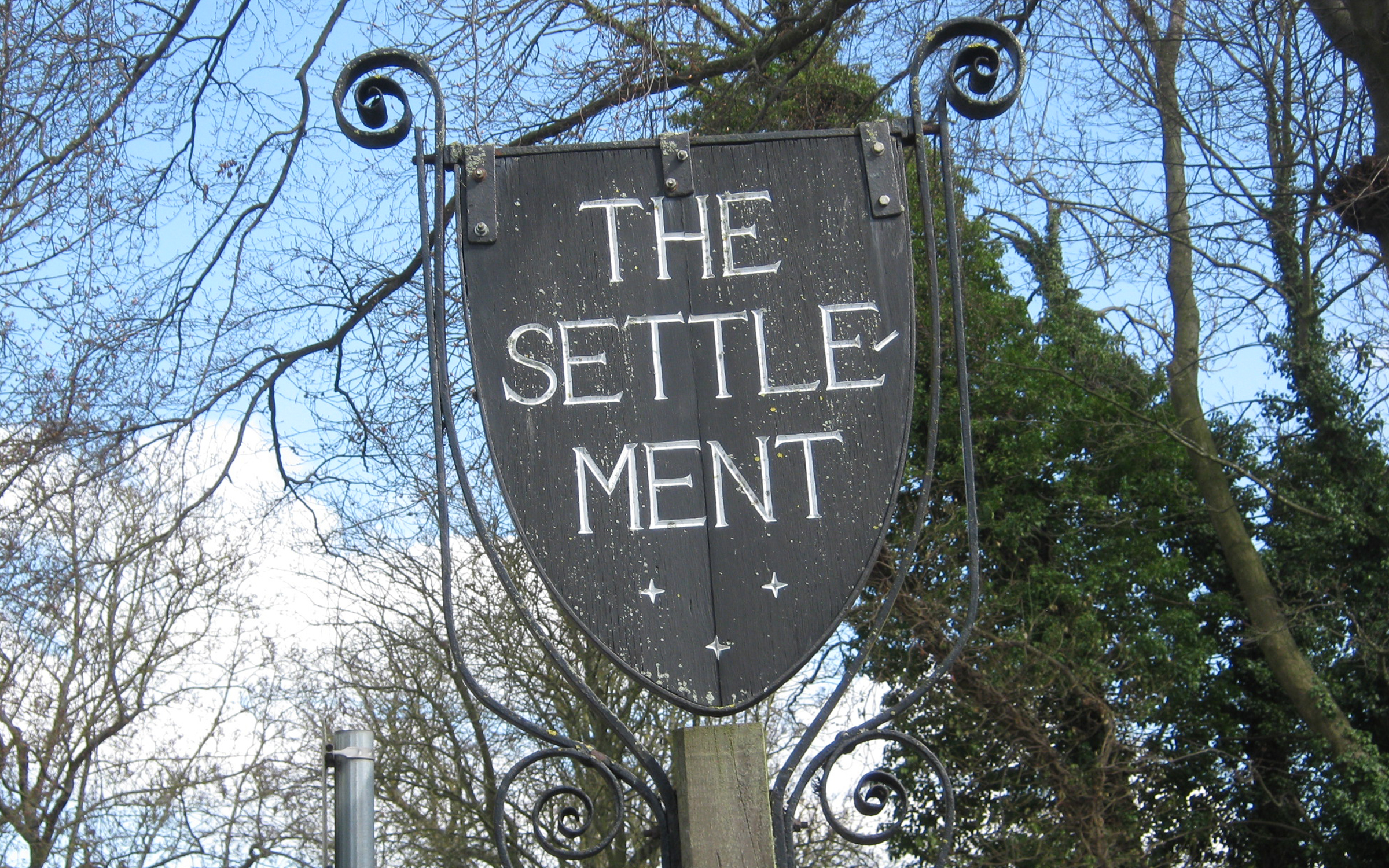 Exterior settlement sign