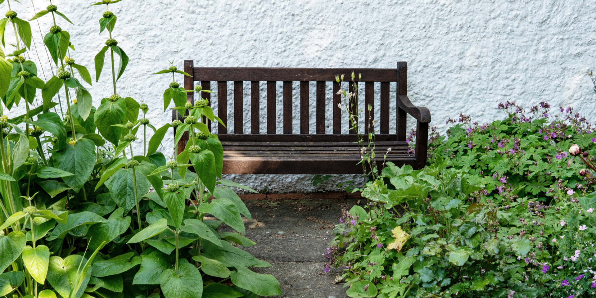 Exterior settlement bench